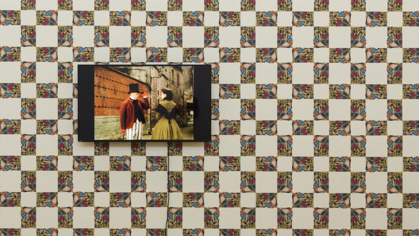 Wallpaper with pictures in chess pattern