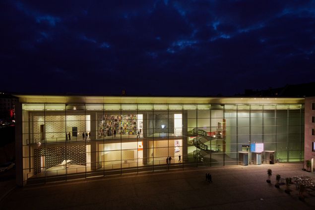 Die Ausstellung mit Tapeten der Sammlung Goetz in den Fassadenräumen des Neuen Museum Nürnberg bei Nacht